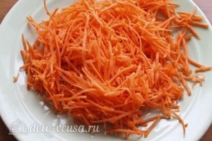 Рулетики с морковкой по-корейски: Моем, чистим и натираем морковь