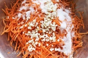 Рулетики с морковкой по-корейски: Добавляем к моркови чеснок, сахар, перец и подсолнечное масло