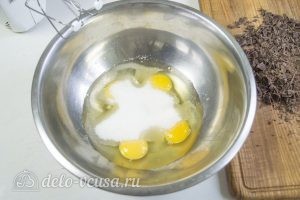 Торт Добош: Взбить яйца с сахаром