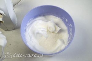 Торт-суфле Птичье молоко: Взбиваем белки и добавляем сахар