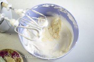 Торт-суфле Птичье молоко: Добавляем к белкам желатиновый сироп и крем
