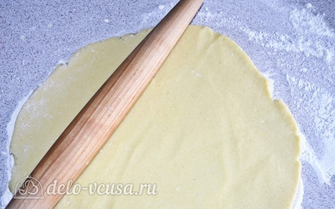 Сметанник из песочного теста: Раскатать тесто