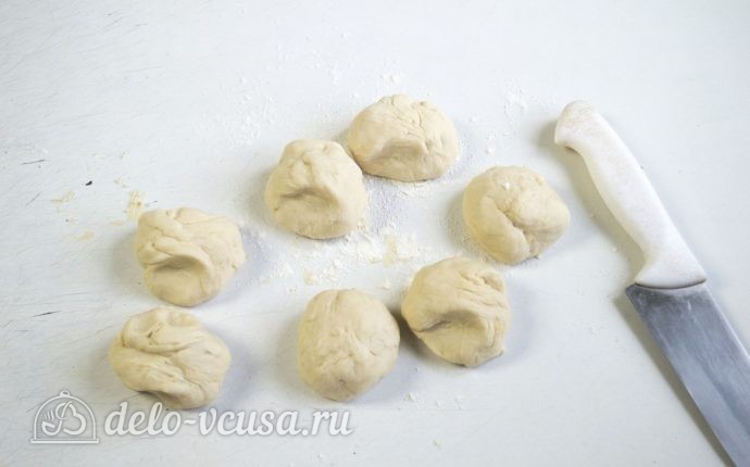 Жареные пирожки с начинкой: Разделить тесто на куски