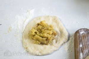 Жареные пирожки с начинкой: Сформировать пирожки с картошкой