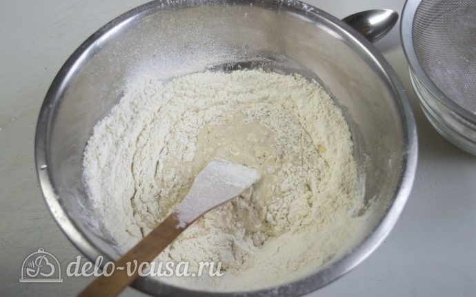 Жареные пирожки с начинкой: Добавить муку