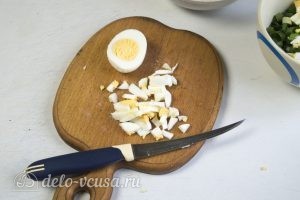Жареные пирожки с начинкой: Добавить яйца к луку