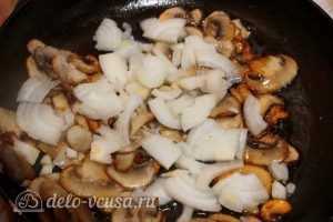 Запеканка с грибами и картофелем: Грибы обжарить с луком