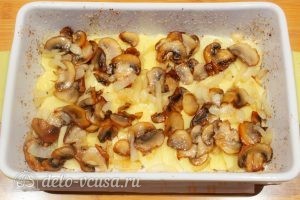 Запеканка с грибами и картофелем: Выложить грибы с луком