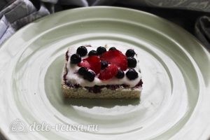 Пирожные с творожным кремом: Выкладываем сверху ягоды