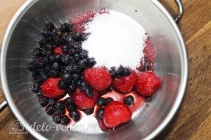 Пирожные с творожным кремом: Засыпаем ягоды сахаром