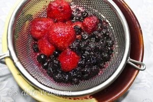 Пирожные с творожным кремом: Отцеживаем ягоды