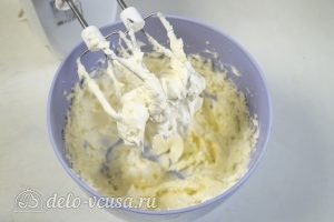 Бисквитный торт с творожным кремом: Взбиваем сливочное масло