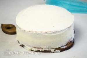 Бисквитный торт с творожным кремом: Обмазываем кремом верх и бока торта