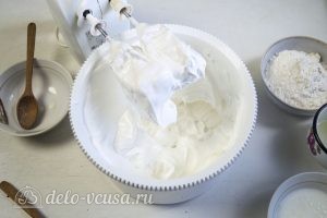 Бисквитный торт с творожным кремом: Взбиваем белки до крепких пиков