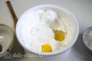 Бисквитный торт с творожным кремом: Добавляем желтки