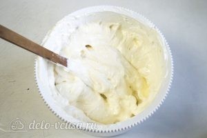 Бисквитный торт с творожным кремом: Добавляем молоко и растительное масло