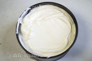 Бисквитный торт с творожным кремом: Помещаем тесто в форму
