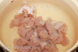 Борщ с квашеной капустой: Нарезаем и варим свинину