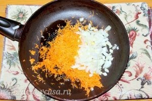 Борщ с квашеной капустой: Обжариваем лук и морковь