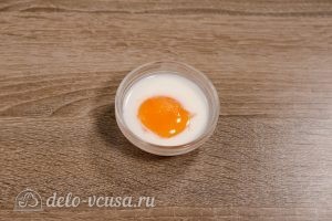 Булочки-зайчики: Соединить яйца с сахаром и молоком