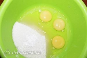 Ягодные пирожные: Добавляем яйца