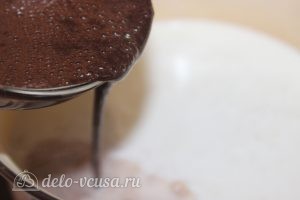 Какао на молоке: Вливаем шоколадную массу в молоко