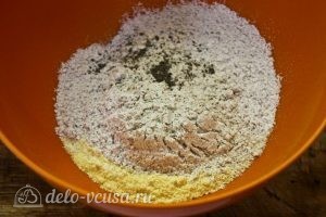 Кукурузные оладьи: Смешиваем муку, перец и соль