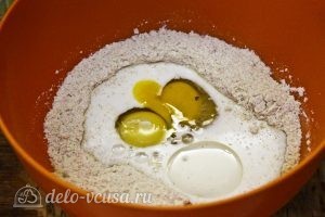 Кукурузные оладьи: Добавляем яйца и подсолнечное масло