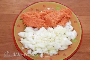 Ленивые голубцы в томатном соусе: Нарезаем лук, трем морковь