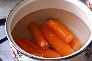 Морковные оладьи: Отварить морковь