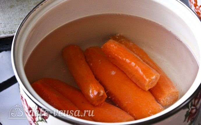 Морковные оладьи: Отварить морковь