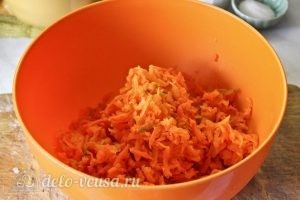 Морковные оладьи: Натереть морковь