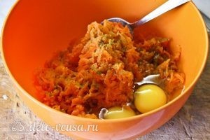 Морковные оладьи: Добавить яйца, сахар и специи
