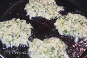 Оладьи из кабачков с зеленью: Выкладываем тесто на сковороду