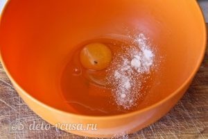 Оладьи на ряженке: Смешиваем яйцо и подсластитель