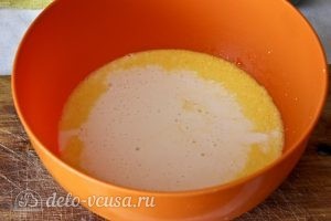 Оладьи на ряженке: Добавляем ряженку к яичной смеси