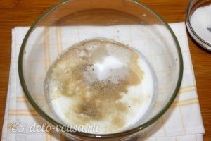 Пасхальные булочки: Добавить соль и сахар