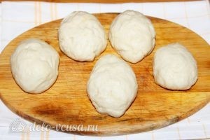 Пасхальные булочки: Разделить тесто на шарики