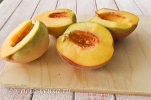 Пирог из слоеного теста с персиками: Очистить персики