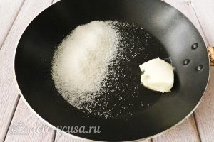 Пирог из слоеного теста с персиками: Нагреваем масло и сахар