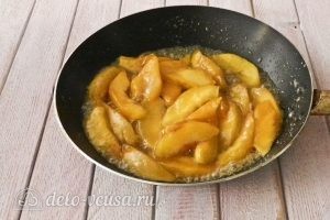 Пирог из слоеного теста с персиками: Перемешиваем персики в карамели
