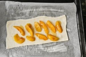 Пирог из слоеного теста с персиками: Распределяем персики по тесту