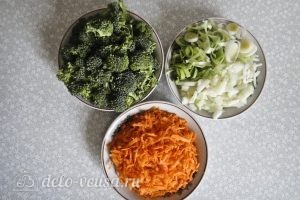 Пирог с брокколи: Измельчаем овощи