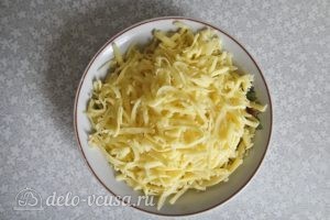 Пирог с брокколи: Натираем твердый сыр