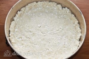 Пирог со сливами: Укладываем тесто в форму