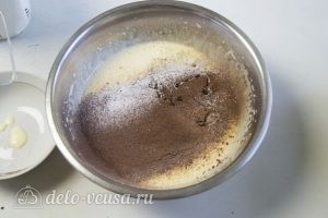 Шоколадный торт Птичье молоко: Добавить муку, какао, разрыхлитель, масло