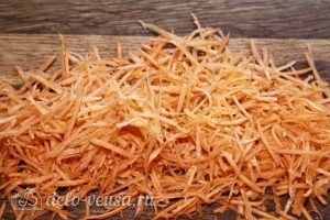 Салат-коктейль с курицей: Натираем морковь