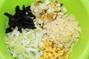 Салат с пекинской капустой и сухариками: Складваем ингредиенты в салатник и солим