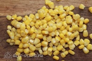 Салат с пекинской капустой и сухариками: Сцеживаем жидкость с кукурузы