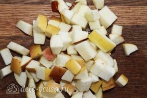 Салат с пекинской капустой и сухариками: Нарезаем яблоки кубиками